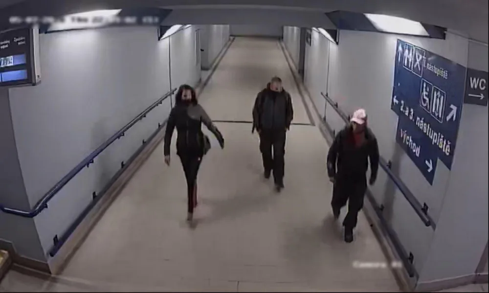 Poznáváte tyto osoby? Zavolejte na policii