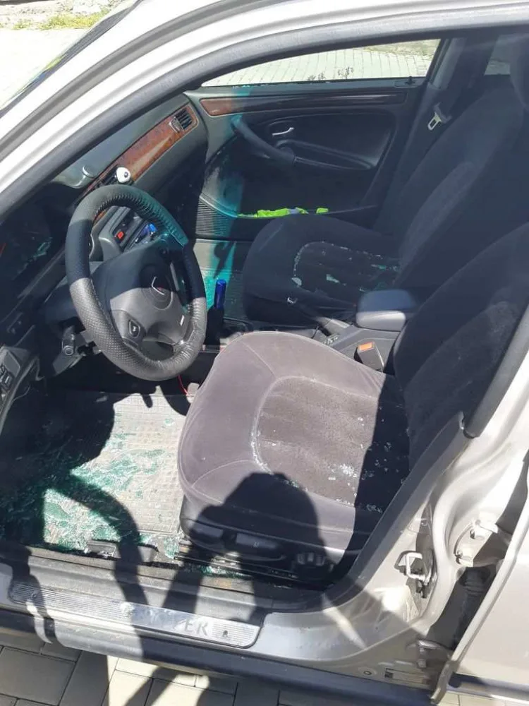 Agresivní řidič neúspěšně předjížděl přes plnou čáru. Auto před sebou poté zablokoval a běsnil dál