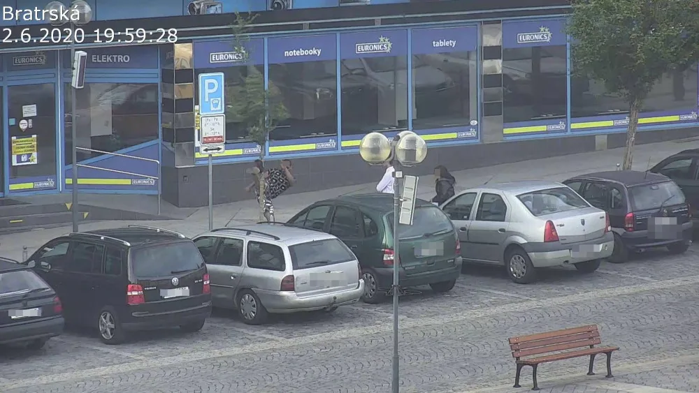 Mladíci si na náměstí hráli na karatisty. Před zraky kamer kopali do stromu