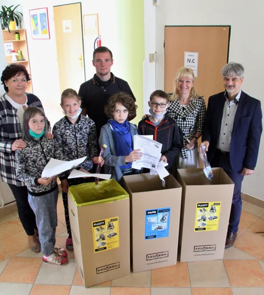 Více než šest set papírových boxů podpoří třídění v olomouckých školách