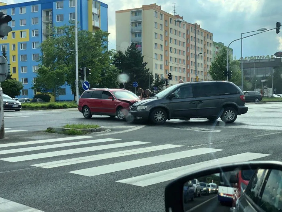 AKTUÁLNĚ: Křižovatku na Velkomoravské blokuje dopravní nehoda dvou aut