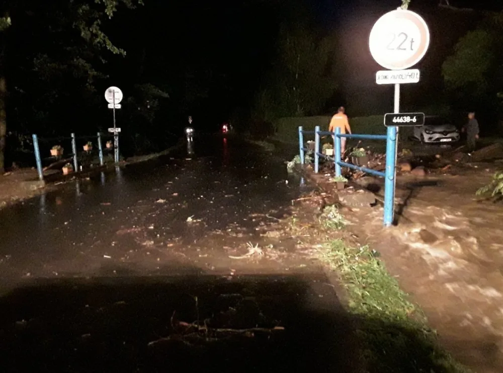 AKTUÁLNĚ: Hasiči kvůli bouřkám zasahují na desítkách míst, některé řeky vystoupaly na třetí povodňový stupeň