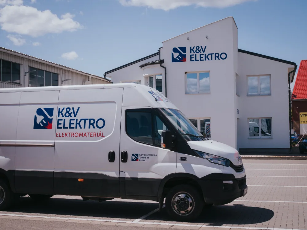 První prodejna K&V ELEKTRO na Moravě slaví první rok fungování. Ke každému nákupu nabízí LED žárovku zdarma
