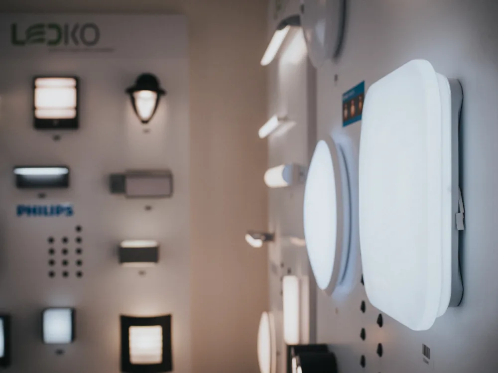 První prodejna K&amp;V ELEKTRO na Moravě slaví první rok fungování. Ke každému nákupu nabízí LED žárovku zdarma