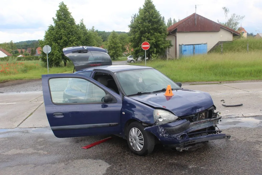 Řidička nezastavila na stopce a vjela na hlavní. Z boku nabourala do dalšího auta.