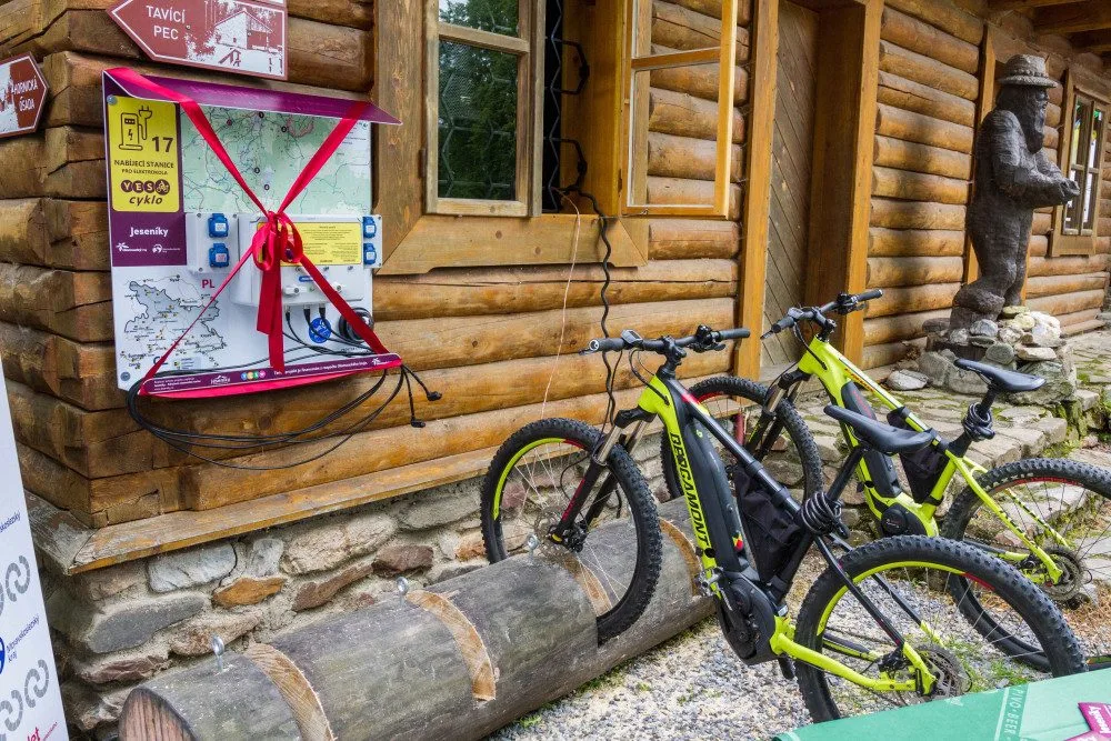 Unikátní síť nabíječek na elektrokola pomůže prozkoumat zapomenutá místa Jeseníků