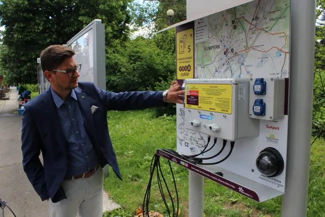 V Šumperku přibyla nabíjecí stanice pro elektrokola. Jejich síť se bude rozrůstat