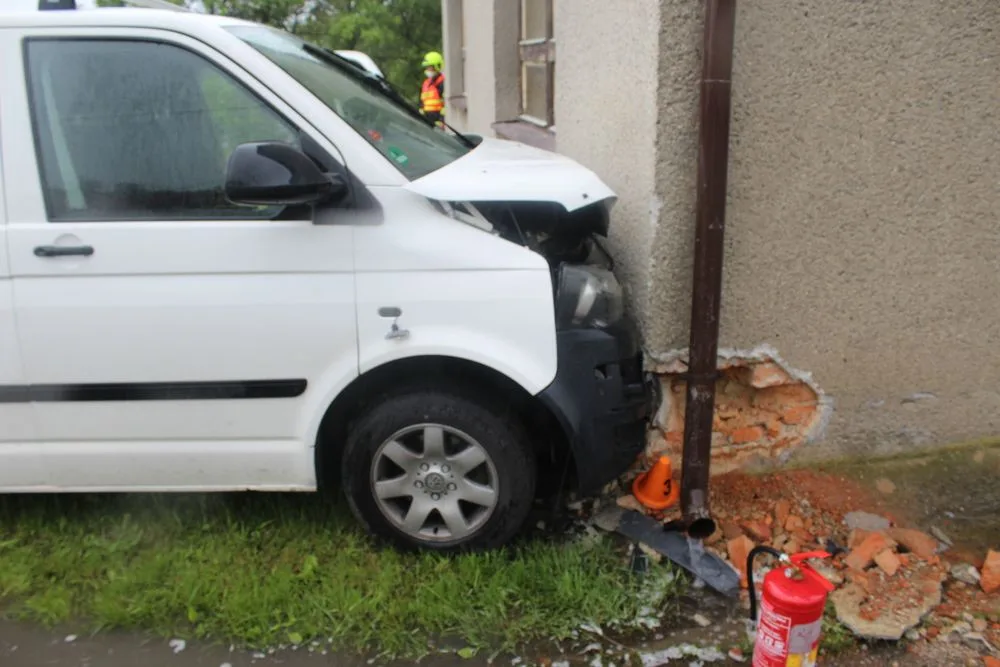 Řidiče dodávky probudil až náraz do domu