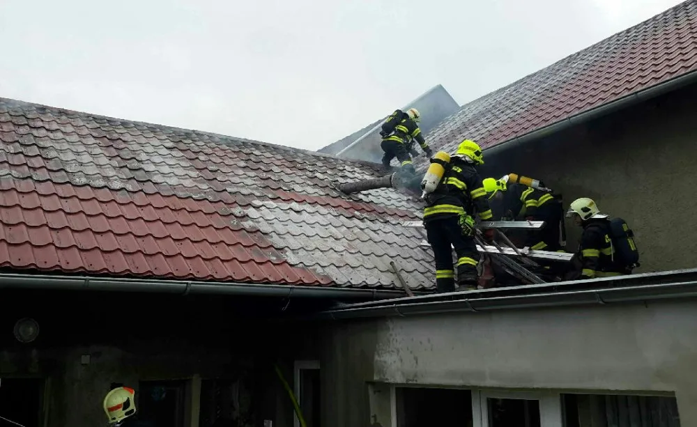 Policisté evakuovali invalidního seniora z hořícího domu