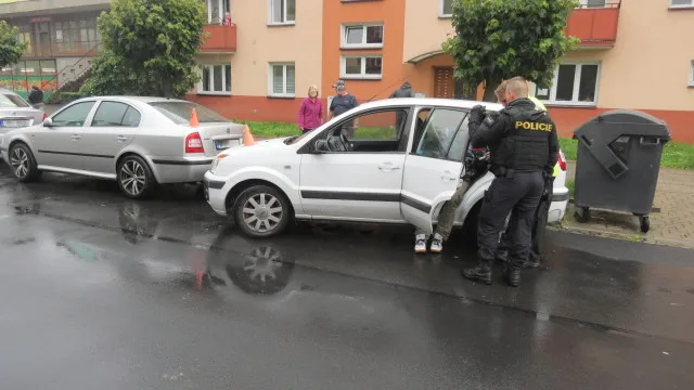 Řidič po osmi pivech naboural dvě auta při parkování. S policisty se pak chtěl prát