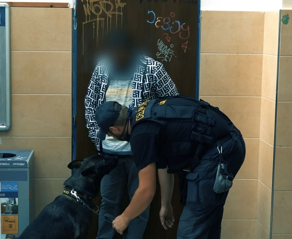 VIDEO: Policisté v Olomouci ve čtvrtek provedli bezpečnostní akci zaměřenou na drogy