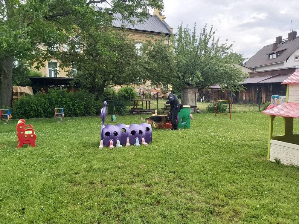 FOTO: Policie musela nechat vyklidit celou školu i školku. Někdo nahlásil, že vyletí do povětří
