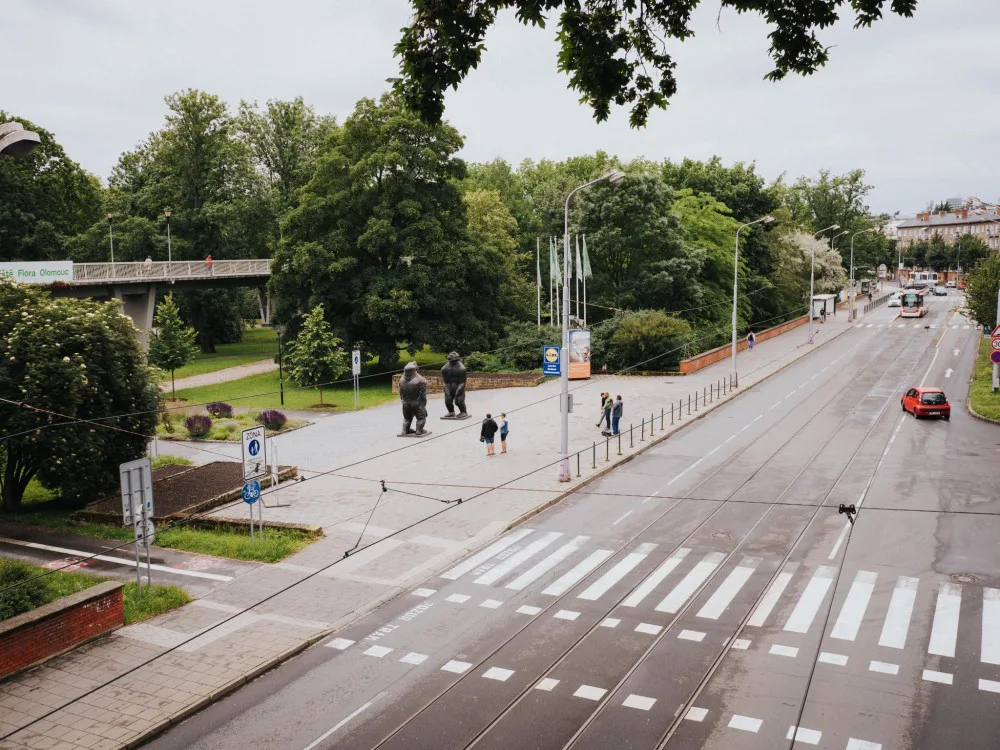 FOTO: Velké bronzové sochy lidoopů už stojí na svém místě u Rudolfovy aleje. Váží tři čtvrtě tuny
