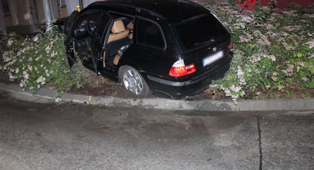 Opilý mladík v BMW nezvládl zatáčku u „Ušáku“ a skončil v záhonu vedle cesty. Nadýchal přes dvě promile