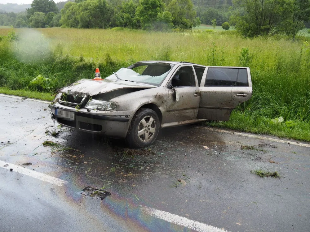 Řidič Octavie nezvládl v zatáčce rychlost a přes střechu vletěl do příkopu. Z auta ho museli vystříhávat hasiči