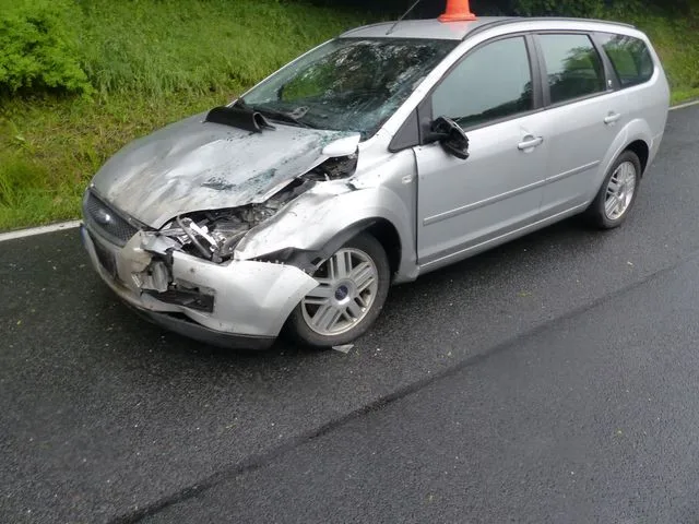Senior nezvládl v rychlosti zatáčku a po nárazu do protijedoucího auta skončil na boku