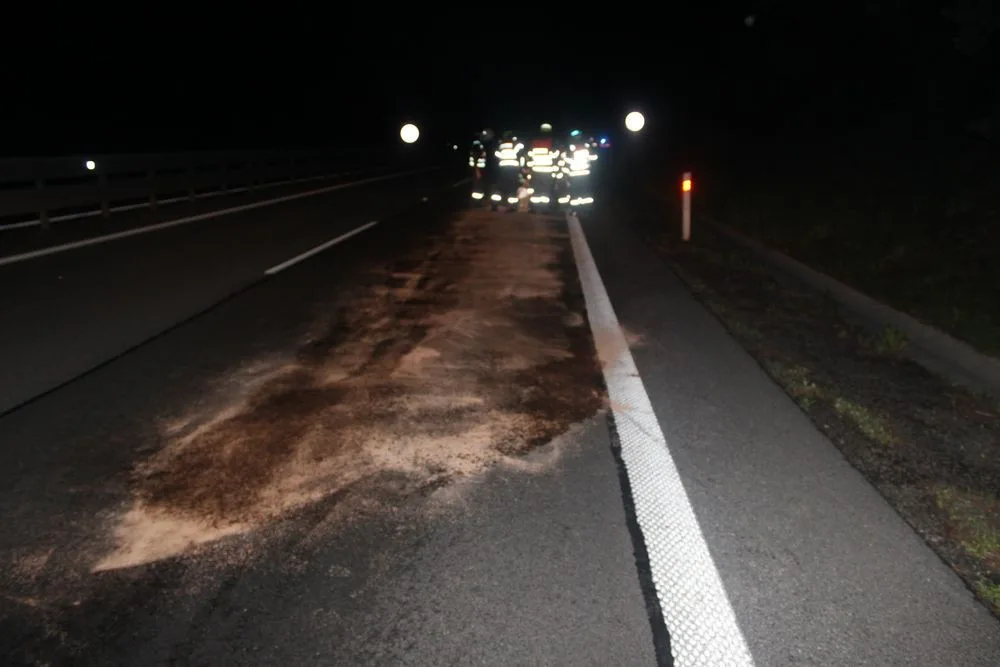 Ležící upínací pásy na dálnici poškodily sporťák a dva kamiony. Jednomu z nich prorazily nádrž