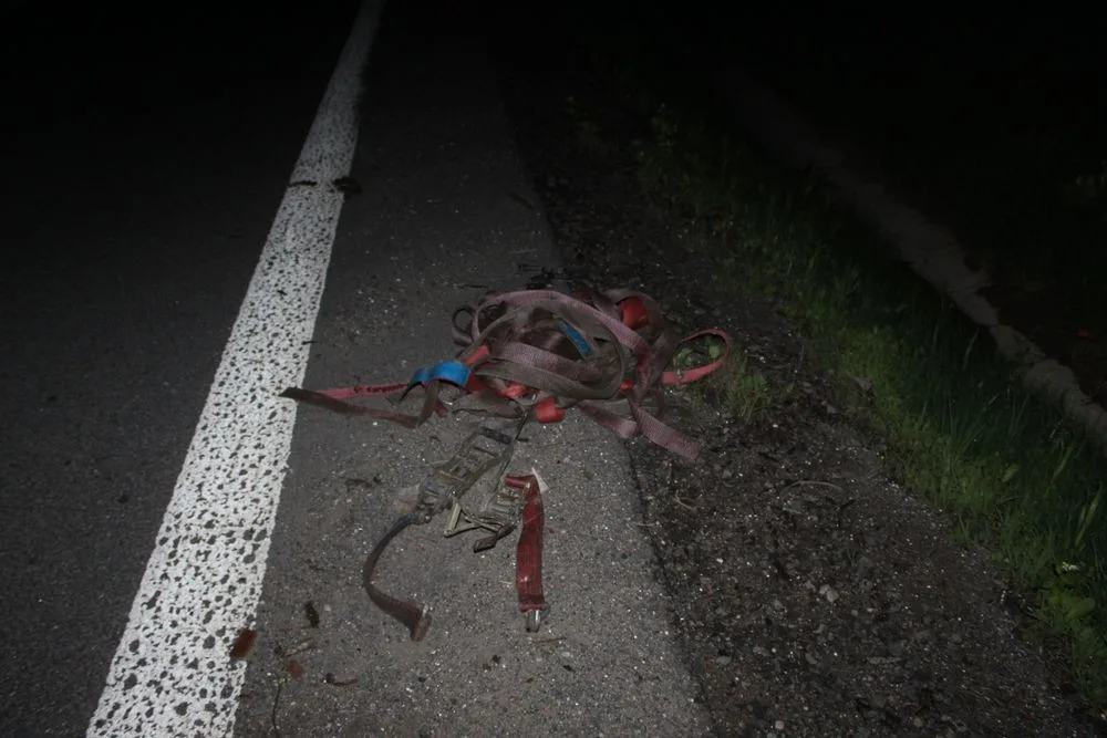 Ležící upínací pásy na dálnici poškodily sporťák a dva kamiony. Jednomu z nich prorazily nádrž