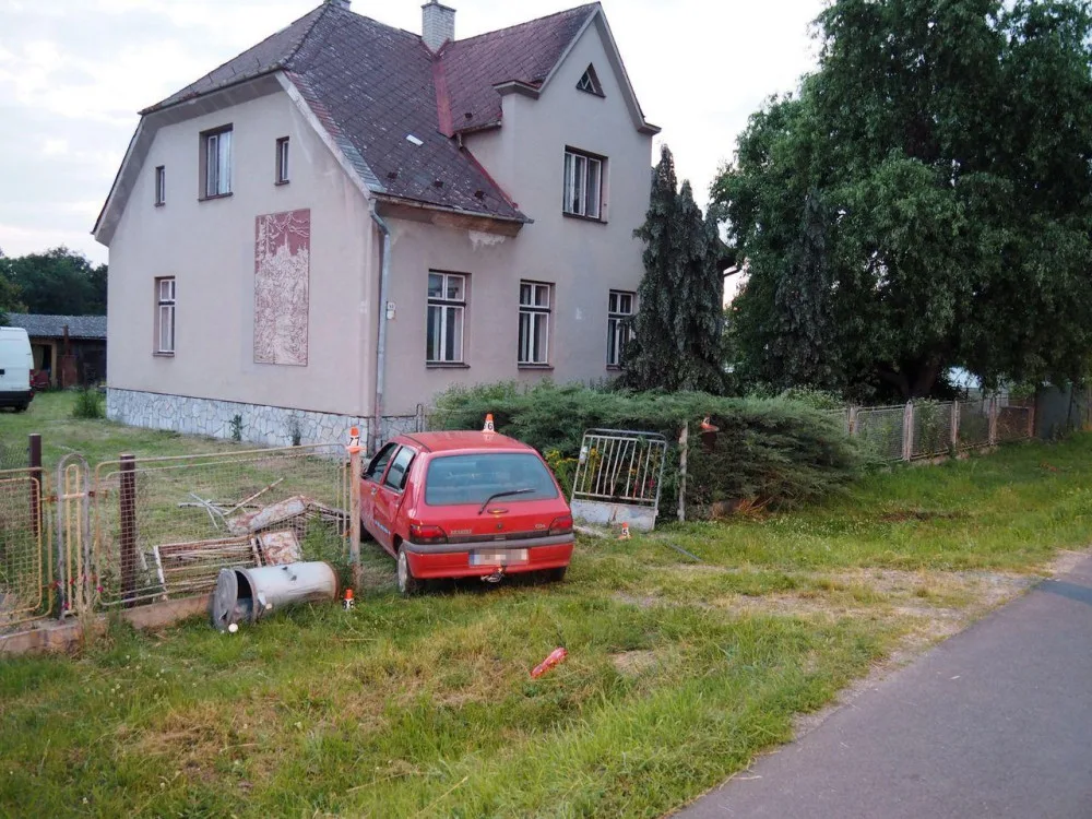 VIDEO: Zdrogovaný řidič se zákazem řízení ujížděl hlídce policistek. Zastavilo ho až oplocení domu