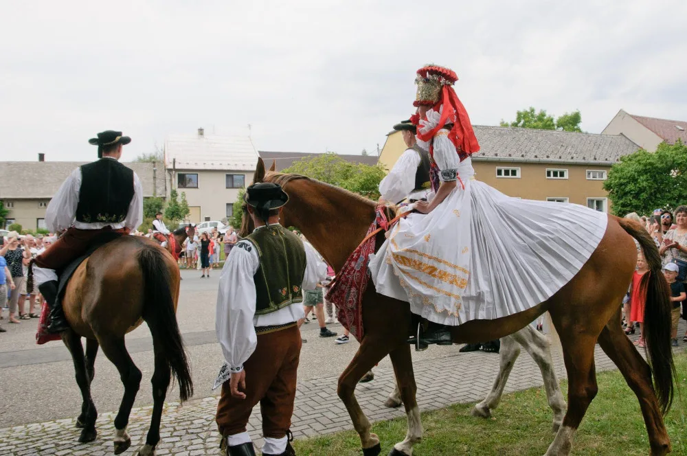 První červencový víkend nabídně Jízdu králů v Doloplazech. Bude krojované mše i koncerty