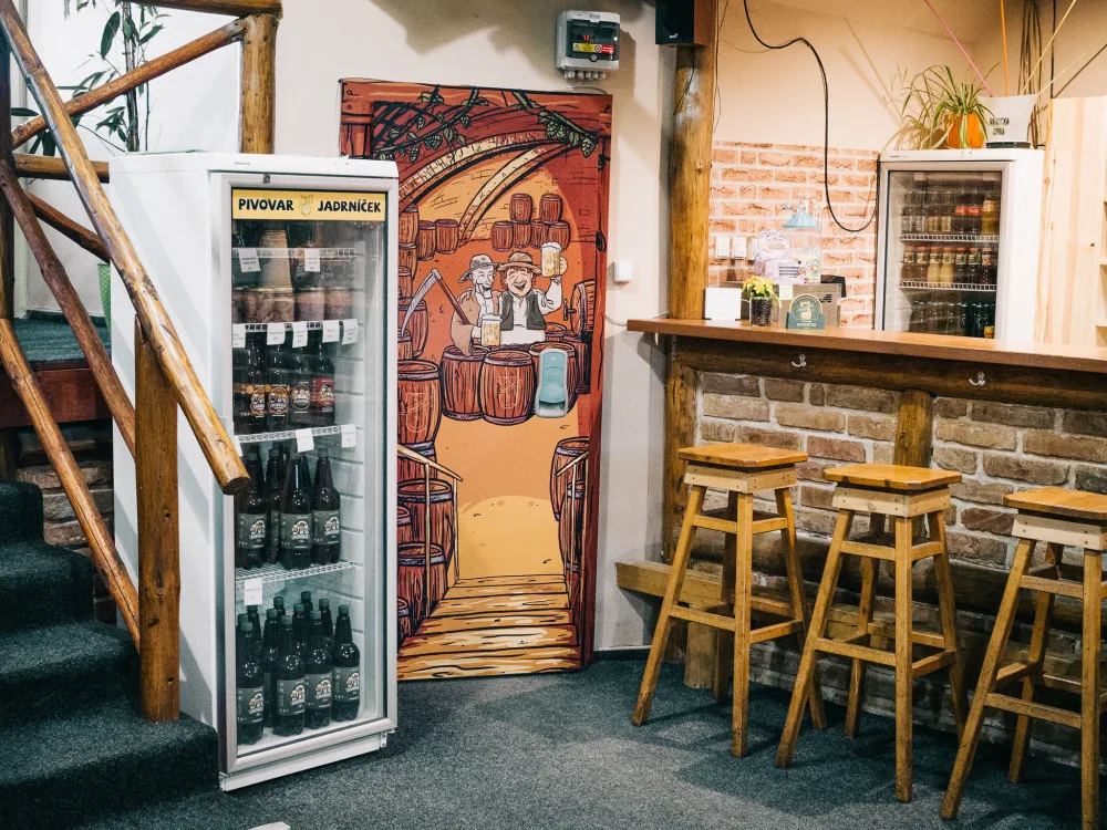 Jadrošova Krčma přečkala karanténu díky štamgastům. Pivo od Jadrníčka si teď dáte i na zahrádce