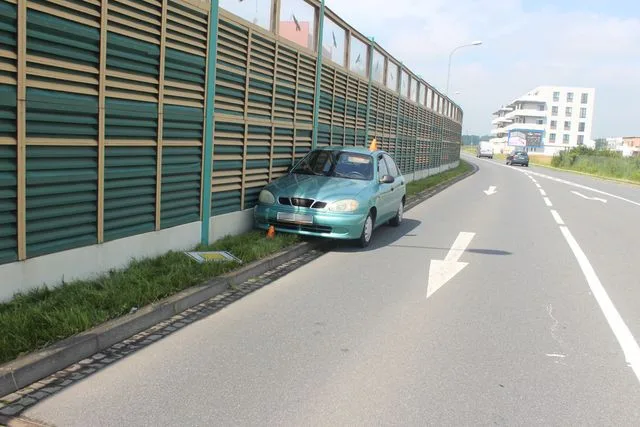 Řidička nabourala do protihlukové stěny a porazila značku. Oslnilo ji slunce
