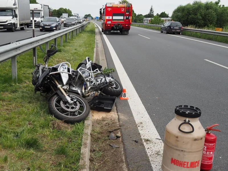 Řidič Octavie smetl na dálnici jednasedmdesátiletého motorkáře. Na místo letěl vrtulník