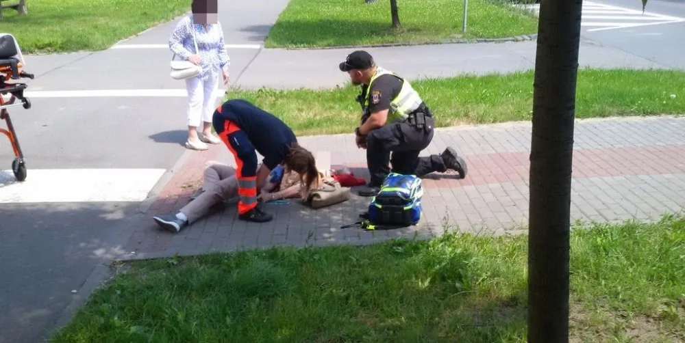 Strážníci během dopravní akce pomohli seniorce, která v horku omdlela a spadla na chodník