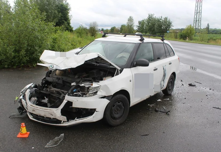 Dvě osobní auta se střetla na sjezdu z dálnice D35. Posádka Fabie utpěla zranění