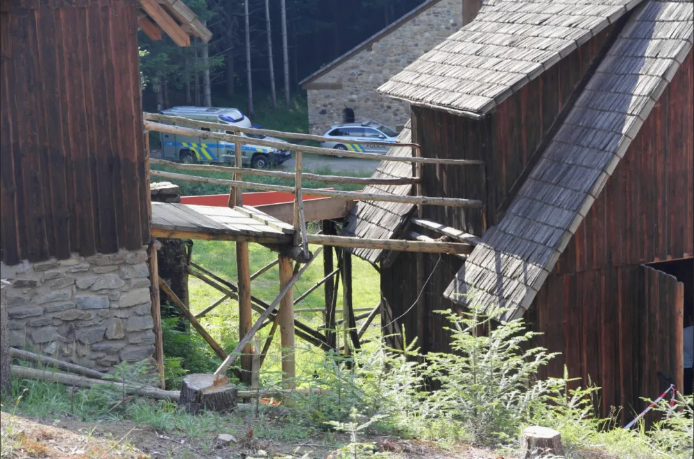 V Jeseníkách spadla lávka se čtyřmi turisty. Všichni utrpěli zranění