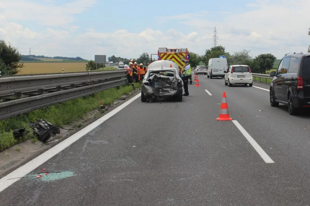 Senior si na dálnici spletl pedály a vrazil do auta stojícího v koloně. Způsobil škodu téměř půl milionu