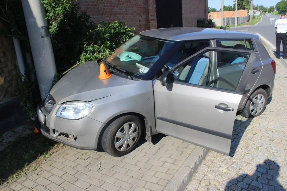 Se třemi promile usedl za volant. Jízdu zakončil v betonovém sloupu elektrického vedení
