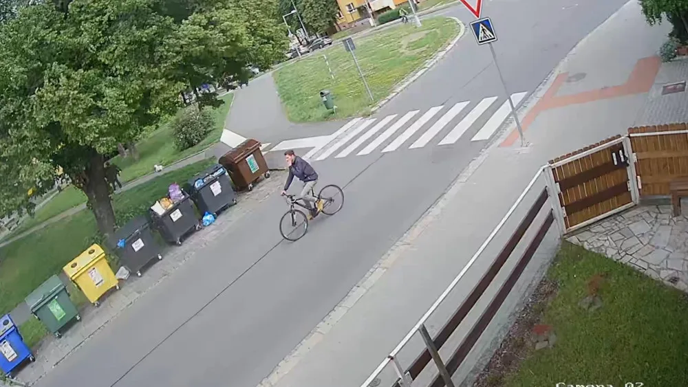 VIDEO: Policie žádá o pomoc při pátrání po muži, který se obnažoval před nezletilými dívkami