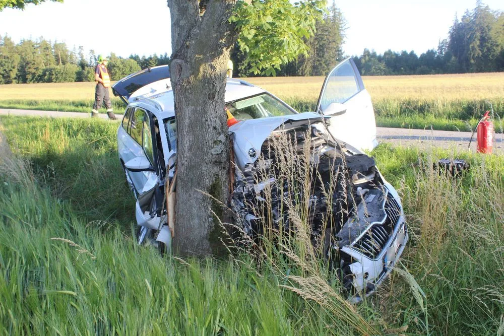Řidič Superbu v mikrospánku narazil do stromu. On i pětileté dítě museli být letecky transportováni do nemocnice