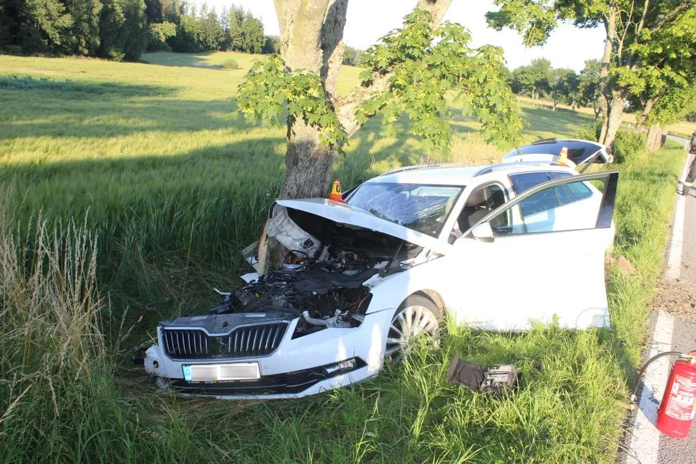 Řidič Superbu v mikrospánku narazil do stromu. On i pětileté dítě museli být letecky transportováni do nemocnice