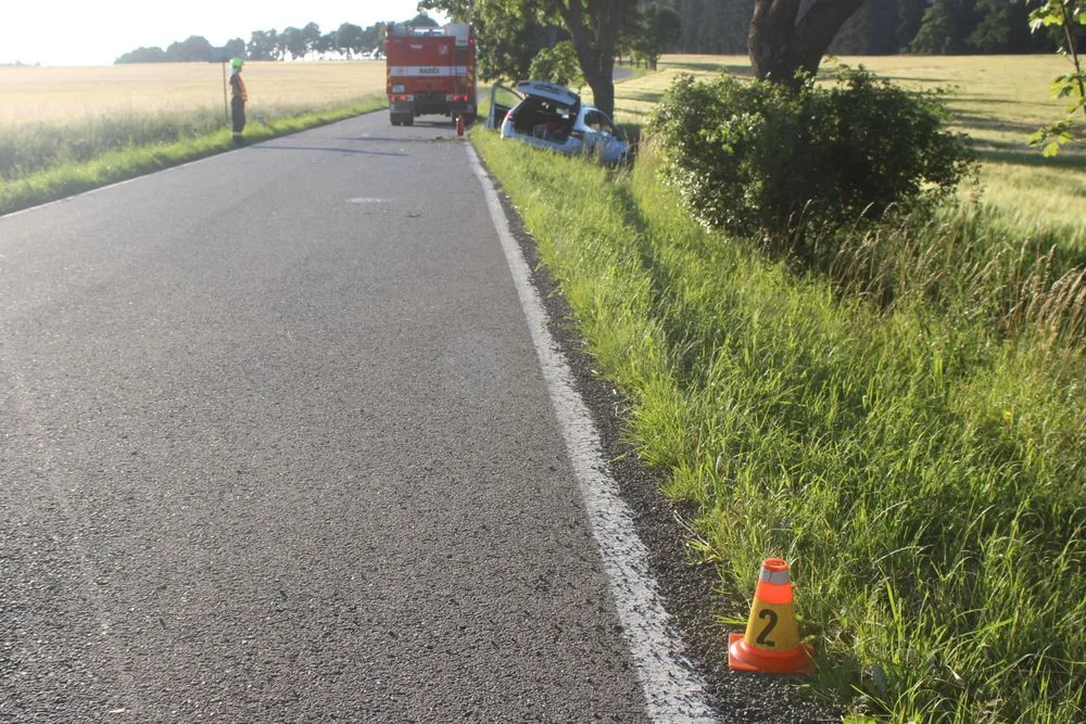 Řidič Superbu v mikrospánku narazil do stromu. On i pětileté dítě museli být letecky transportováni do nemocnice