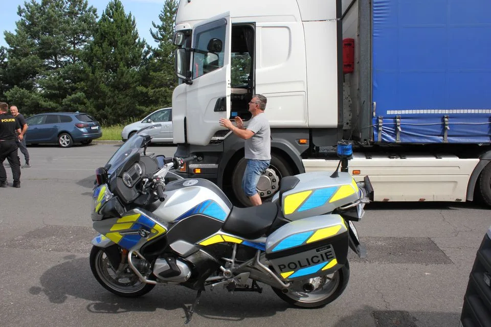 Dálniční policisté kontrolovali u Přáslavic nákladní vozidla. Zjistili 19 přestupků u 25 řidičů