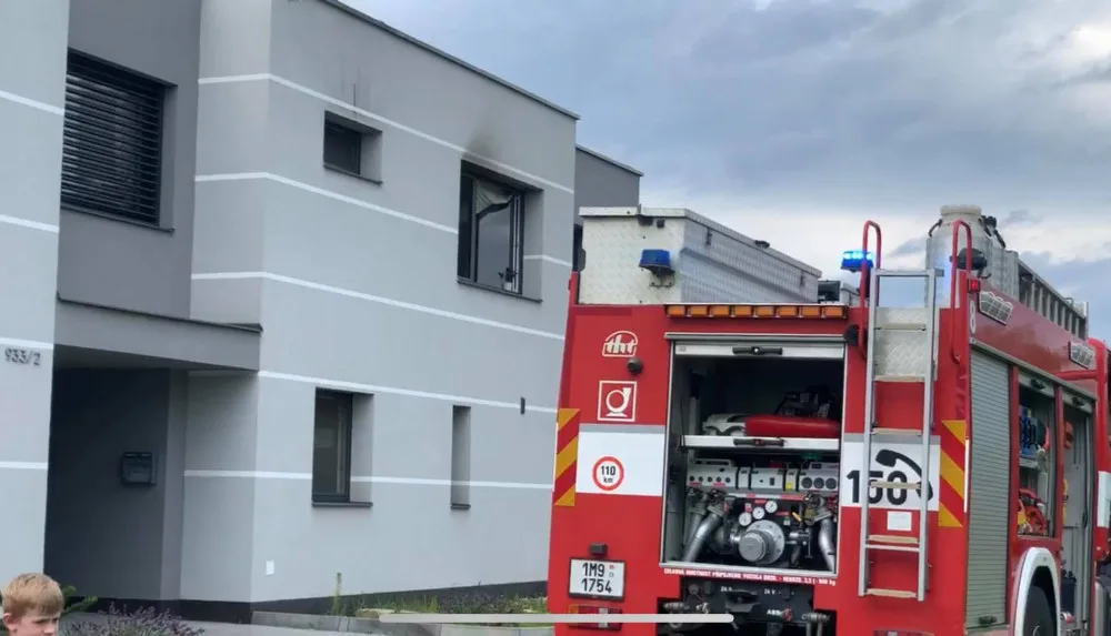 AKTUÁLNĚ: V Ječmínkově ulici v Olomouci hoří byt, požár hasí několik jednotek hasičů