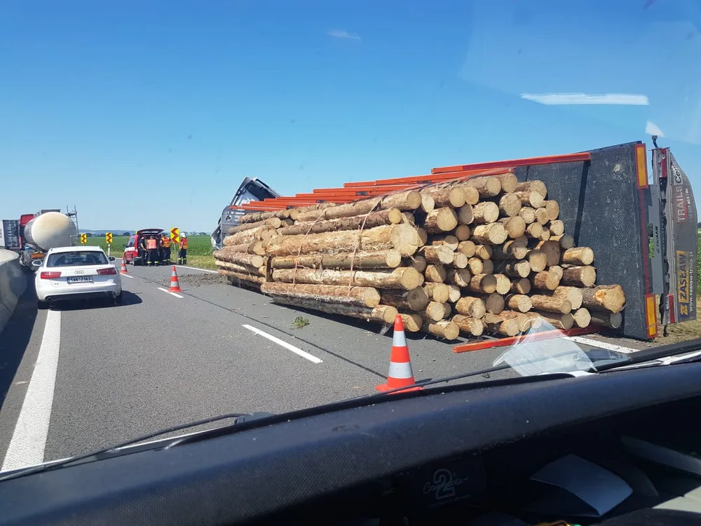 Dálnici D35 zablokoval havarovaný kamion. U kruhového objezdu u Globusu se tvoří dlouhé kolony