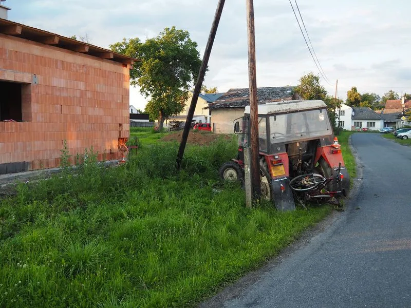 Mladý opílý řidič bez řidičáku boural s traktorem. Zranil ženu s dítětem v kočárku