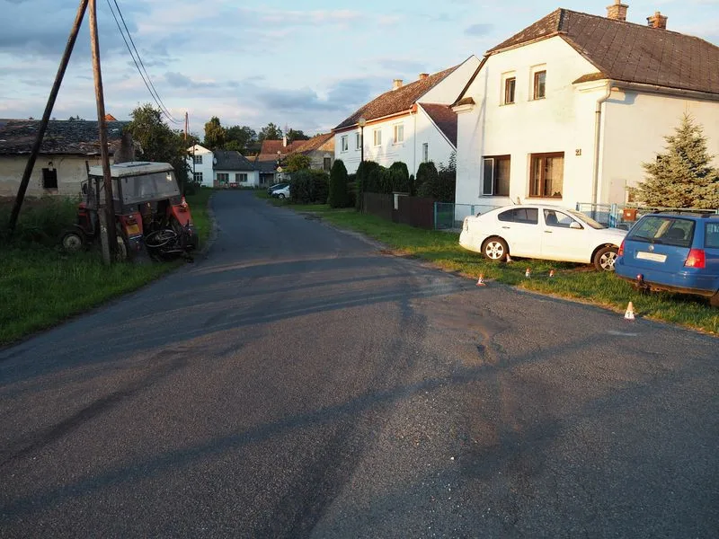 Mladý opílý řidič bez řidičáku boural s traktorem. Zranil ženu s dítětem v kočárku