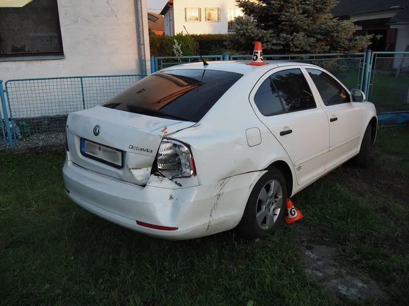 Mladý opílý řidič bez řidičáku boural s traktorem. Zranil ženu s dítětem v kočárku