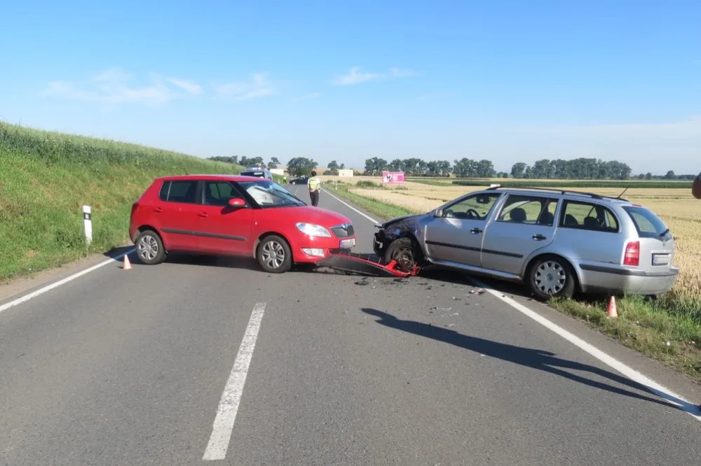 Řidičku Fabie při předjíždění kamionu oslnilo slunce. Čelně narazila do protijedoucí Octavie