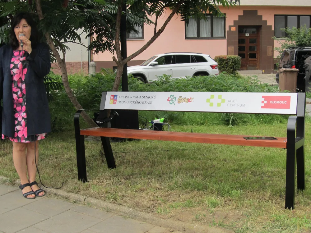 Olomoucké AGE Centrum instalovalo na Šibeníku vyvýšenou lavičku