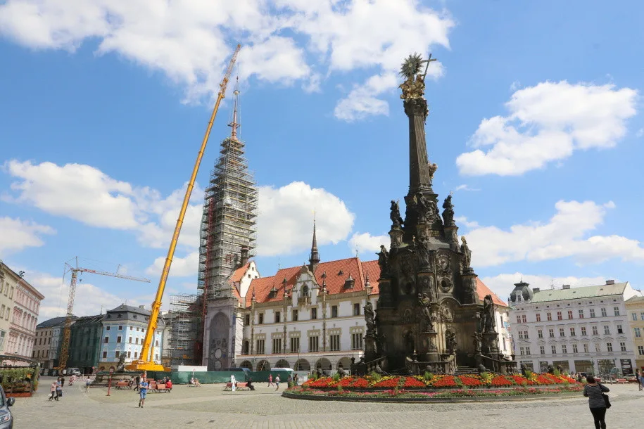 FOTO: Na radniční věž v Olomouci se vrátila její špice i s časovou schránkou
