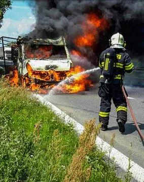 AKTUÁLNĚ: Na dálnici u Křelova hoří dodávka