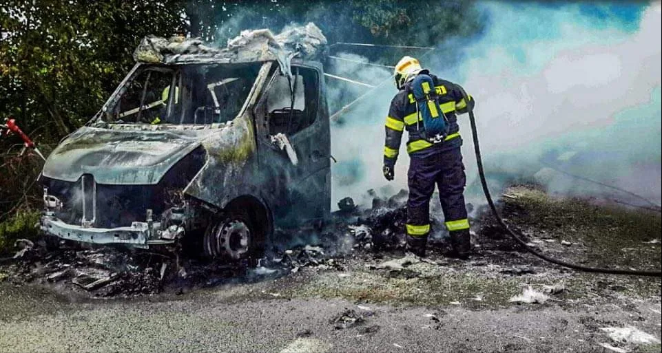 AKTUÁLNĚ: Na dálnici u Křelova hoří dodávka