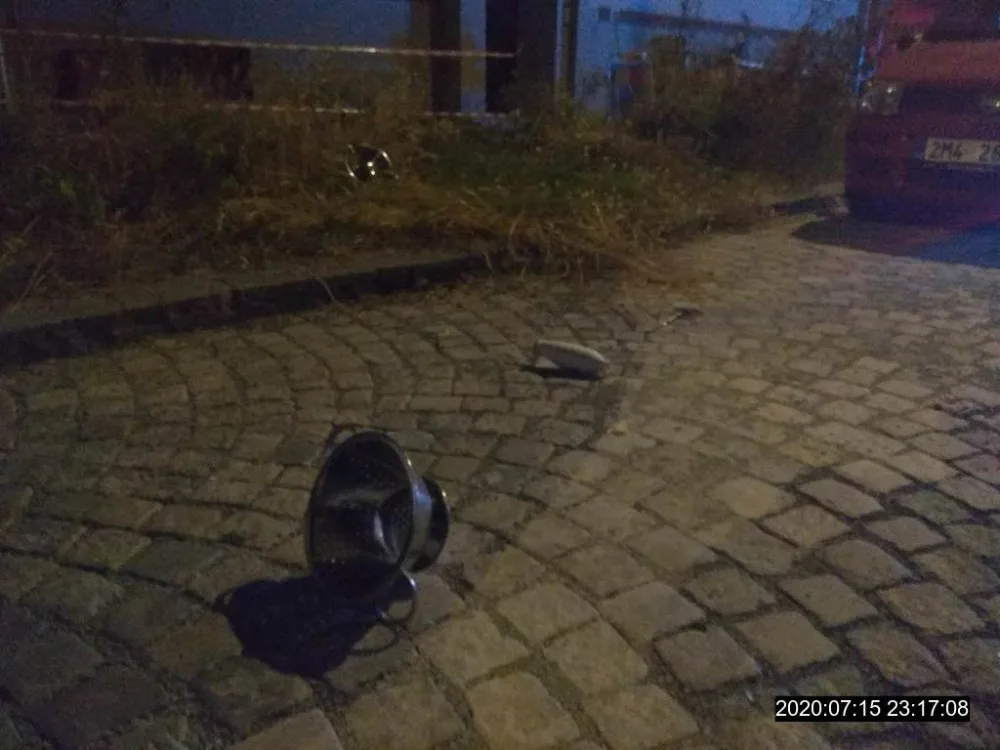 VIDEO: Incident dvou znepřátelených klanů pokračoval v noci. Oknem létalo kuchyňské nádobí