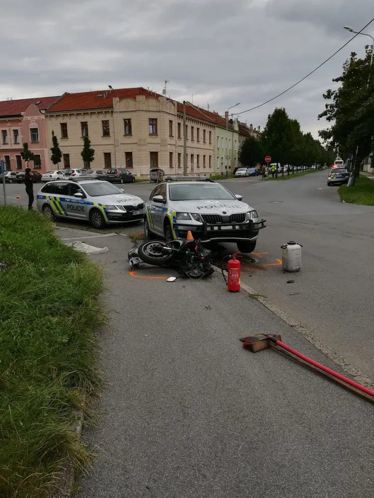 Policie hledá svědky agresivní jízdy motorkáře, který se při ujíždění střetl s policejním vozem
