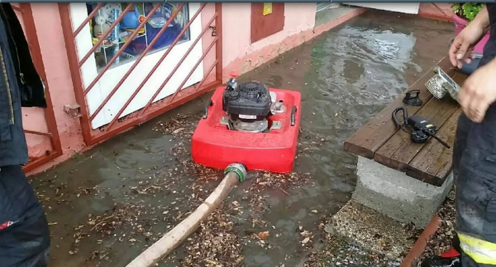 Po pondělní intenzivní bouřce museli hasiči pomáhat u několika zatopených sklepů